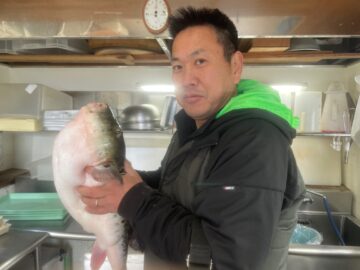飯岡港　梅花丸で佐野さんが５，９８Kのふぐを釣る！