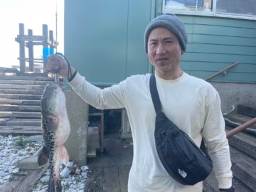 2月22日梅花丸に乗船の城口さん、3，08キロのトラフグ！