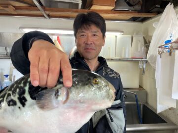 飯岡港幸丸に乗船の大川さん！とらふぐをゲット！