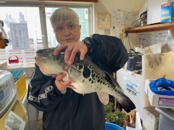 飯岡港幸丸に乗船の竹内さん3.46キロのトラフグ！