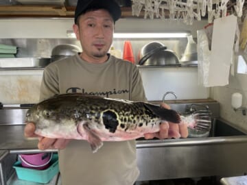 飯岡港　幸丸乗船の渋谷さん、初めてのトラフグ！